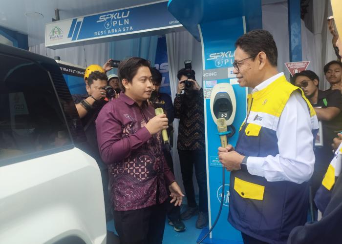 Tinjau Persiapan Nataru, Wamen ESDM Tinjau SPKLU Rest Area KM 57 - Gambar 2