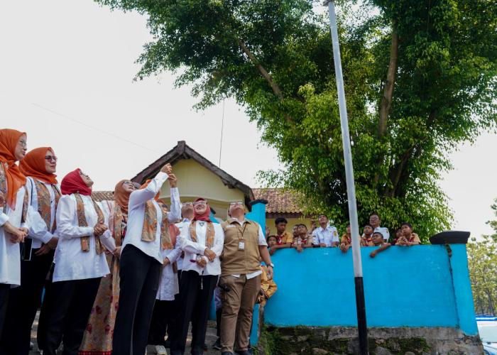 Kementerian ESDM Salurkan Bantuan PJUTS di Sragen dan Madiun  - Gambar 1