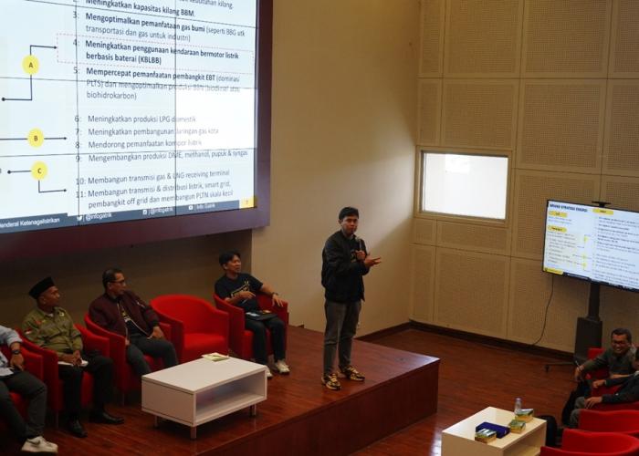 Gandeng Entrev, Ditjen Gatrik Kenalkan Kebijakan Kendaraan Listrik ke Unhas - Gambar 2