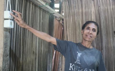Akses Listrik Hadir, Jublina Loemnanu Menenun Harapan Baru