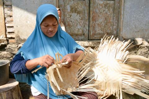 Tak Lagi Menyalur, Terang Listrik Hadir di Rumah Markamah
